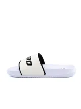 Chancletas Umbro modelo Ilo para hombre, color negro con tira ancha texturizada, bordes blancos y logo de la marca estampado en el empeine.