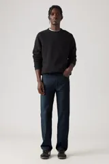 Pantalón de corte regular fit confeccionado en sarga de algodón, con diseño de cinco bolsillos y cierre frontal con botón y cremallera.