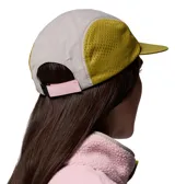 Gorra Columbia Wingmark de cinco paneles en combinación de colores rosado, gris, verde militar y mostaza, con visera curva, paneles laterales de malla y logo bordado en el frente.