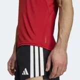 Remera deportiva Adidas Adizero Essentials de manga corta y cuello redondo, color rojo, con logo de las tres barras en blanco en el pecho.