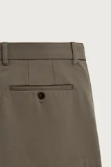 Pantalón straight fit color marrón oscuro, confeccionado en tejido compacto de algodón con estructura twill, bolsillos frontales, bolsillos traseros de vivo con botón y cierre frontal con cremallera y botón.