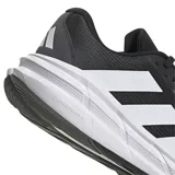 Championes Adidas Questar 3 de hombre, color negro con detalles plateados y las tres tiras características de la marca en los laterales.