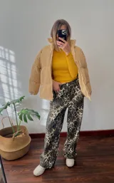 Polera de punto color mostaza, de corte ajustado y manga larga.