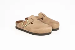 Zueco de gamuza color marrón con tira ajustable mediante hebilla metálica dorada, suela de corcho y base de goma estriada.