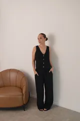 Conjunto de chaleco con botones y pantalón palazzo de crepé color negro.