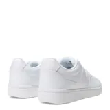 Championes urbanos New Balance de estilo court, totalmente blancos, confeccionados en una combinación de cuero y materiales sintéticos. Presentan el logo N característico en el lateral y suela de goma para mayor tracción.