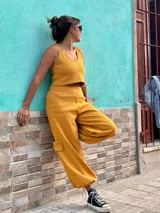 Conjunto de dos piezas compuesto por un top sin mangas con escote en V y un pantalón tipo babucha cargo con cintura elástica, bolsillos laterales y puños ajustables en los tobillos.