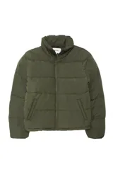 Campera puffer de color verde militar con cuello alto, cierre frontal de cremallera y bolsillos laterales funcionales.