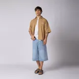 Camisa de manga corta azul oscuro de corte boxy, confeccionada en algodón. Presenta cuello camisero, cierre frontal con botones y un pequeño bordado en el pecho con las siglas 'VCP CNPT' y el número '333'.
