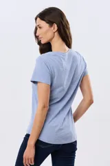 Remera básica de algodón color negro, con cuello redondo y mangas cortas de corte clásico.