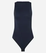 Body básico color rojo, con cuello halter, sin mangas y confeccionado en poliamida. Tiene forro en el busto.