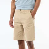Bermuda chino color beige de corte clásico, confeccionada en tejido twill, con bolsillos laterales y traseros.