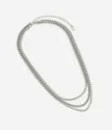 Kit de tres collares de metal plateado con diferentes diseños de cadenas, incluyendo eslabones y cuentas redondas.