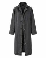 Trench largo de denim gris lavado, de silueta recta y amplia, con solapas amplias, mangas largas y botonadura frontal.