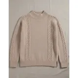 Sweater de punto color marrón con diseño de trenzas y textura en relieve. Presenta cuello alto, mangas largas y puños acanalados.