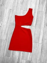 Vestido corto rojo de crepe con un hombro descubierto y abertura en la cintura.