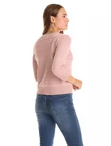 Cardigan de tejido fino en color gris, con cuello redondo, cierre frontal con botones y mangas tres cuartos.