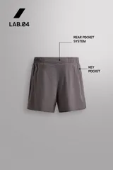 Short de running confeccionado en tejido técnico ligero y elástico con estructura. Cuenta con forro interior, cintura elástica ajustable con cordón, bolsillo trasero con cierre oculto, bolsillos laterales multifunción y aberturas laterales en las perneras.