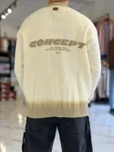 Sweater de punto color beige con efecto degradé tostado en el cuello, los puños y el ruedo, cuello redondo y bordado frontal con la palabra "Love".