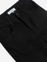 Pantalón de jean azul oscuro, corte skinny.