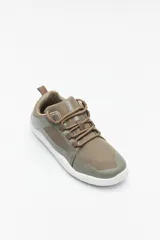 Zapatilla minimalista tipo barefoot de color verde menta, con diseño de suela plana y flexible, confeccionada en material textil transpirable con cordones a tono.