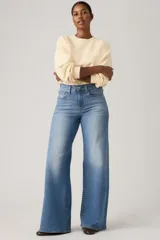 Jean de tiro alto y corte wide leg en color azul con efecto deslavado. Confeccionado en mezcla de algodón, poliéster y elastano, de elasticidad baja.