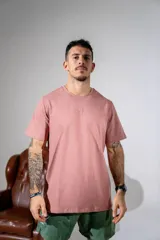 Remera de algodón elastizado, de corte clásico y cuello redondo, con pequeño logo bordado en el centro del pecho.