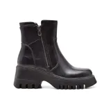 Bota corta negra de cuero sintético, con plataforma y suela track. Cierre lateral con cremallera.