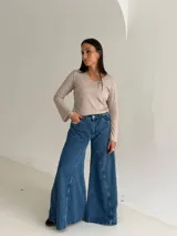 Remera de lanilla con textura acanalada, escote en V y mangas largas estilo oxford. Presenta un diseño ajustado al cuerpo.