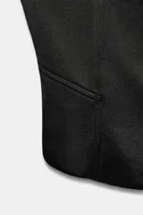Top de satén negro estilo corsetero, con escote corazón, tirantes finos ajustables y cierre frontal con ganchos metálicos.