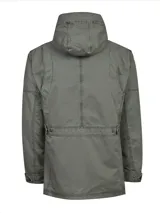 Chaqueta de algodón verde militar con capucha integrada, múltiples bolsillos frontales con solapa, un bolsillo vertical con cierre y cierre frontal con cremallera y broches a presión.