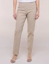 Pantalón de gabardina elastizada color beige, de corte recto, con bolsillos simulados en el frente y bolsillos aplicados en la parte trasera.