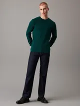 Remera verde de manga larga con cuello redondo y logo de Calvin Klein en el brazo. Corte slim.