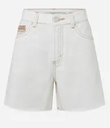 Bermuda mom de cintura mediana color blanco, confeccionada en sarga con detalle de bordado en el bolsillo reloj. Presenta trabillas en la cintura, cierre tradicional, bolsillos y costura contrastante aparente.