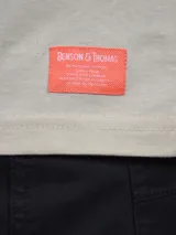 Remera color crema de algodón, con cuello redondo y mangas cortas. Estampado en la espalda con diseño de palmeras, tabla de surf y la palabra 'Mallorca'.