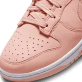 Zapatillas Nike Dunk Low Premium MF color salmón con suela blanca.