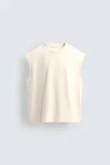 Camiseta sin mangas tipo tank con corte boxy fit, confeccionada en tejido técnico de algodón con elasticidad, cuello redondo y sisas amplias.