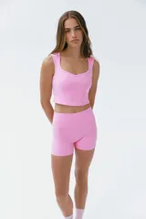 Bikers deportivas de tiro alto en color rosado, confeccionadas con tejido funcional SculptMove que realza la silueta y ofrece sujeción. Cuentan con cintura ancha y tecnología DryMove para absorber el sudor.
