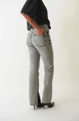 Jean recto de denim 100% algodón, color celeste claro con efecto desgastado. Presenta tiro alto, trabillas para cinturón y bolsillos delanteros y traseros.