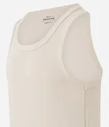 Musculosa masculina de cuello redondo, confeccionada en tejido acanalado de algodón con mezcla de poliéster y elastano. Diseño básico sin estampa, ideal para uso diario.