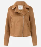 Campera estilo biker de gamuza sintética color verde militar, con cierre frontal asimétrico, cuello con solapas y botones de presión metálicos.