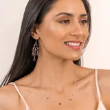 Aros colgantes de plata 925 con piedra granate central y racimo de granates colgantes.