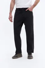 Pantalón de jean con corte baggy, tiro medio y diseño amplio en piernas y cadera. Cuenta con pasacintos y cierre frontal con botón.