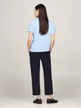 Remera celeste de algodón con cuello redondo y logo de Tommy Hilfiger estampado en el pecho.