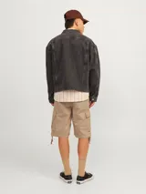 Short color beige de corte recto, con bolsillos cargo laterales y ajuste con cordones en el ruedo.