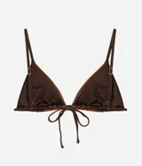 Top de bikini de diseño triangular en tonos marrón y terracota, con tirantes ajustables y bordado localizado de palmeras blancas en los laterales de las copas.