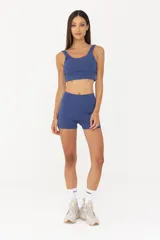 Minishort azul de calza corta, con cintura tiro medio y compresión media.