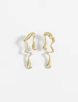Par de caravanas colgantes doradas con forma abstracta de gota derretida.