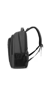 Mochila de color gris oscuro, con múltiples compartimentos con cierre, incluyendo un bolsillo frontal horizontal y bolsillos laterales de malla. Posee correas acolchadas y detalles reflectantes verticales en los bordes frontales.