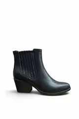 Bota corta de cuero color negro, estilo western, con elástico lateral y taco ancho.